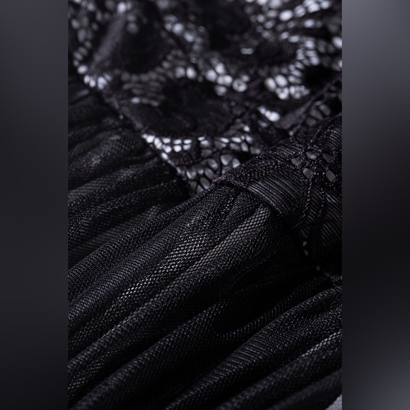 ::SOLD::Black High Neck Sleeveless Crochet Lace Mesh
Lined Evening Dress👗 - Picture 15 of 16